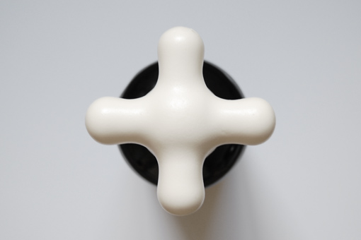 Top view of a cap on a black Sigg bottle.